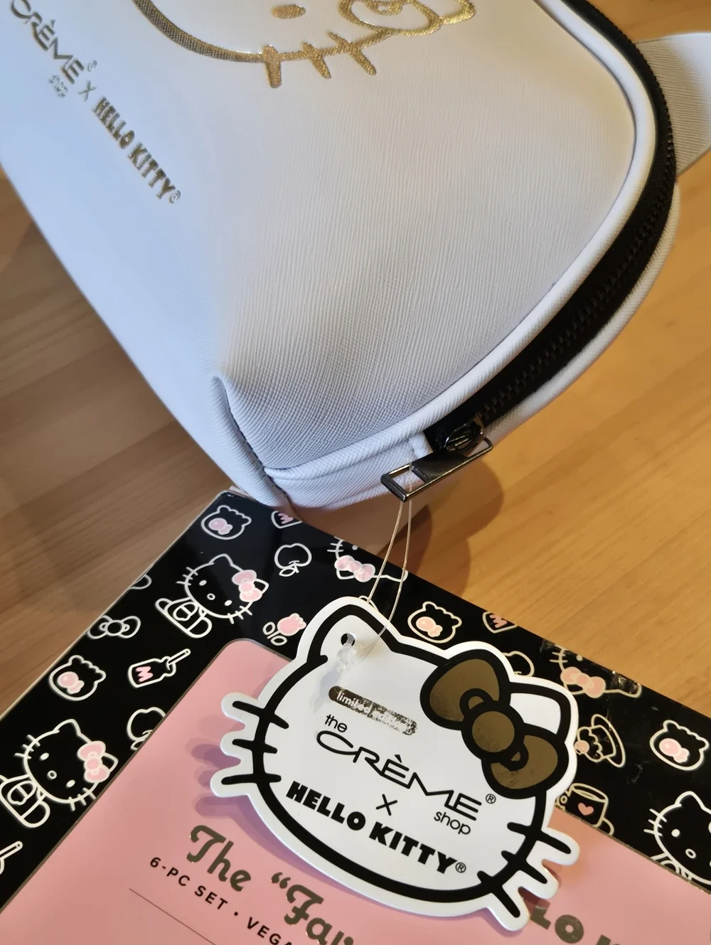 🎁Hello Kitty Golden Bow Gift Set: Makeup Bag, Brushes, Wipes, Clips, Stickers